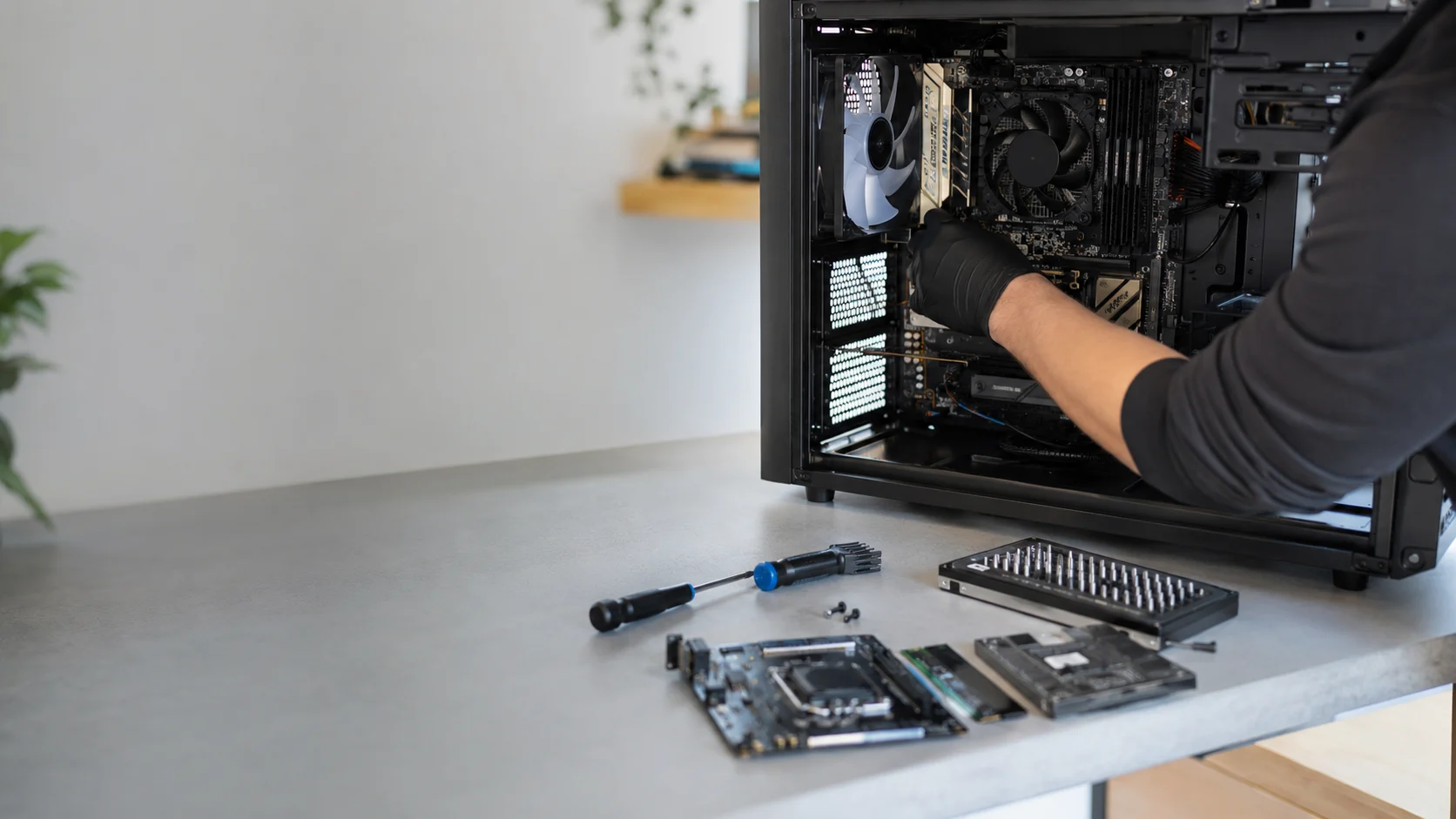 Technicien informatique réparant un ordinateur en atelier dans l’Eure
